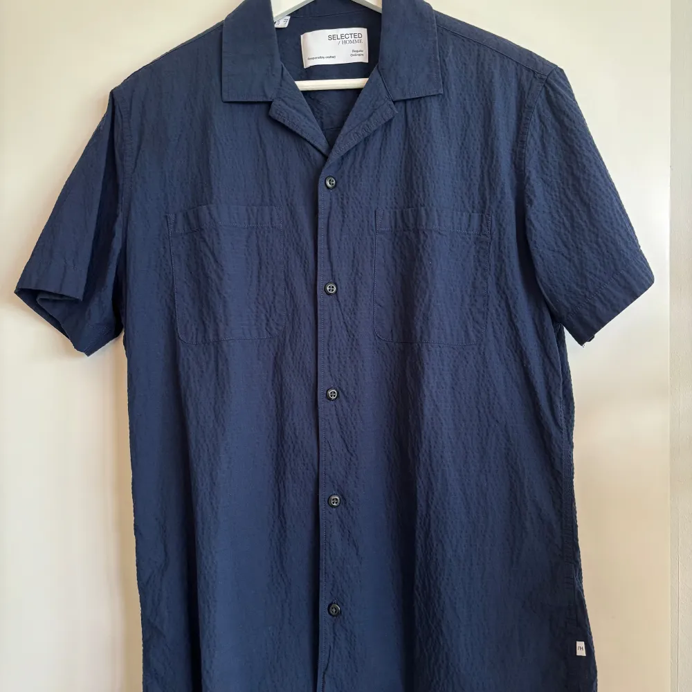 En snygg marinblå skjorta från selected homme, har bara använts under några få tillfällen, väldigt fint skick. Skjortor.