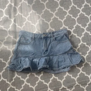 Jeanskjol med volang  - Super snygg volangkjol. Nyskick då den bara är använd en gång. Säljer pågrund av att den inte passar mig längre!💕skriv om frågor finns💖