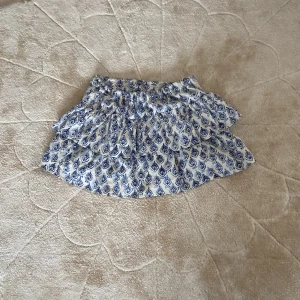 Somrig kjol💙🤍 - Säljer min jättefina sommarkjol från zara för bra pris då den inte passar mig längre, för mer info kontakta mig, tryck INTE på köp nu!!!