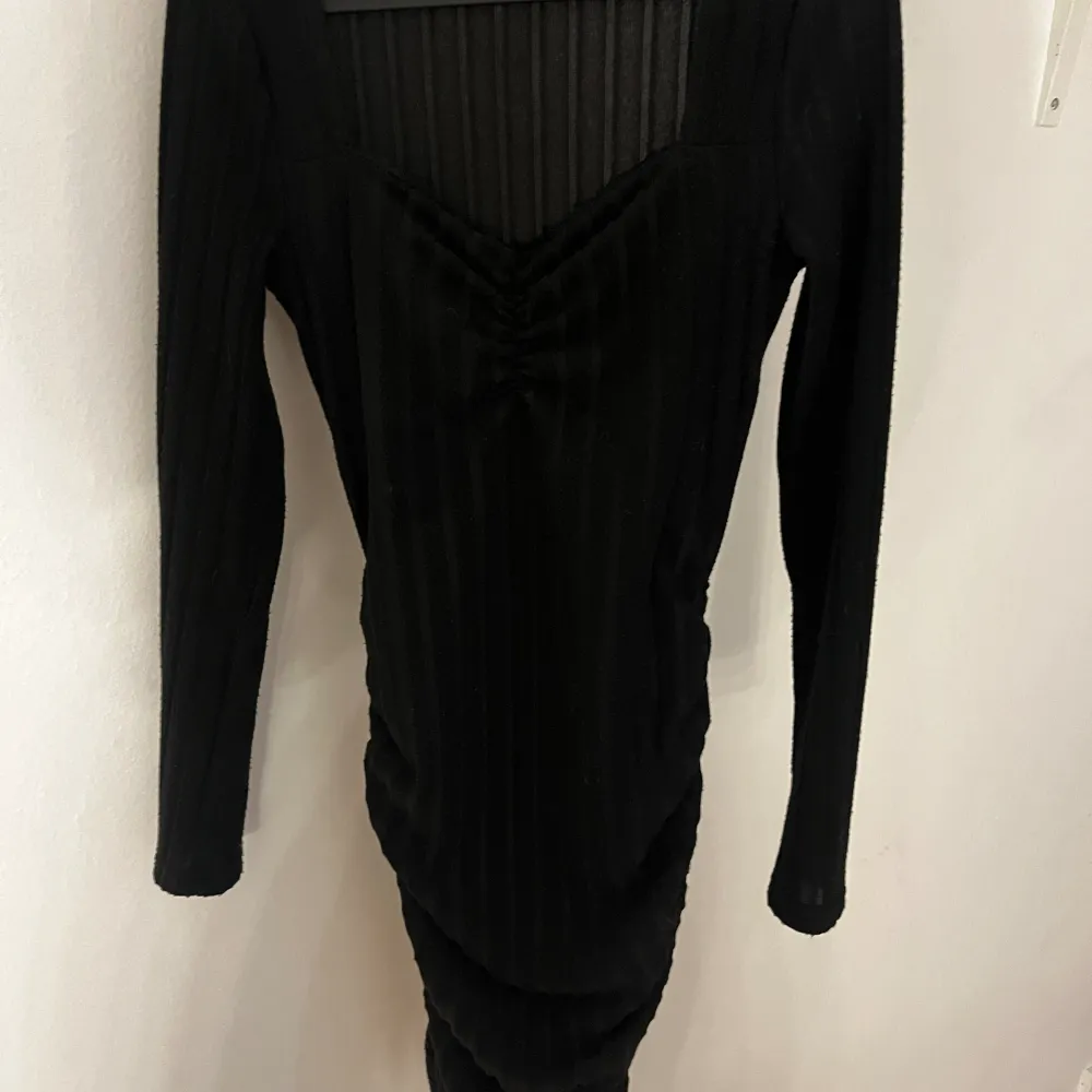 En svart klänning som passar bra till både kalla och varma väder. Den är passbar till din kropp 💞. Klänningar.