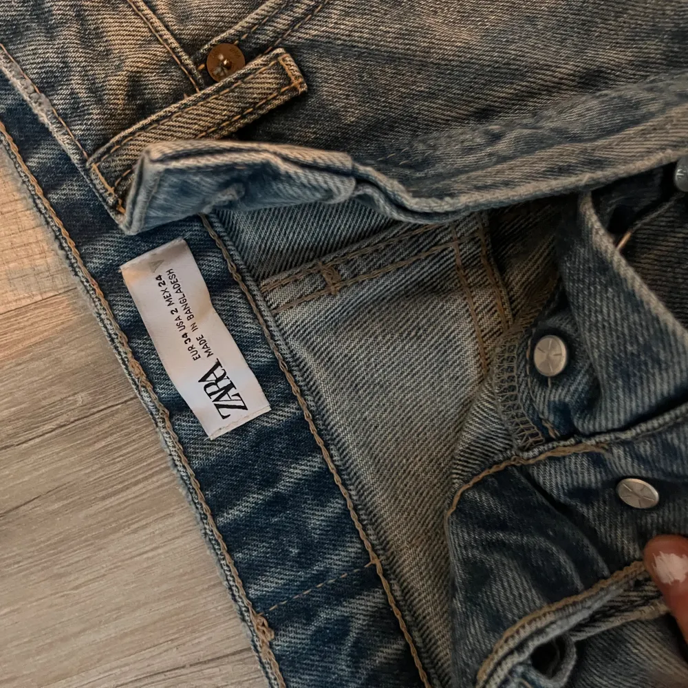 Säljer dessa jeans ifrån Zara, de används aldrig och är i fint skick💕De är Low/mid waisted och straight i benen💕(nypriset är 499kr)💕. Jeans & Byxor.