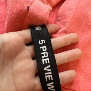 En tjocktröja  - En oversised hoodie som är jätteskönt innuti men som jag inte använder längre, jag vet inte villket märke det är så det är helt okej att be om billigare pris 