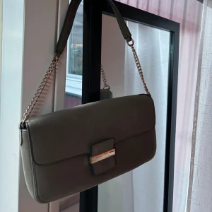 Grön väska - Säljer denna gröna väska, använd men i bra skick!