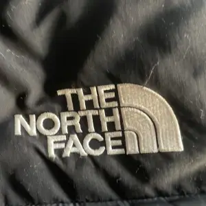 Stilig north face jacka med inga hål i, den är använd en vinter säsongen. Pris kan pratas om  