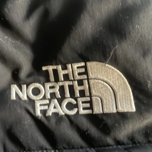 The North face jacket  - Stilig north face jacka med inga hål i, den är använd en vinter säsongen. Pris kan pratas om  