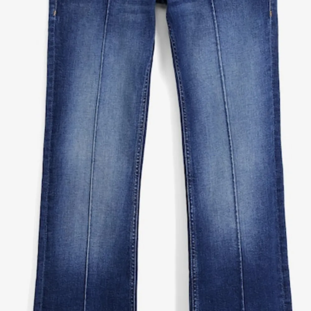 Säljer mina sååå fina bershka jeans pga att de inte längre passar💙 De har bågra defekter på baksidan, men de går enkelt att sy ihop!. Jeans & Byxor.