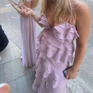  volang balklänning - Säljer min så himla fina balklänning från förra året! Den är ljuslila men misstas ofta för rosa så skulle säga en slags blandning. Minns inte vad märket heter men minns att den kostade runt 1500 kr! Kontakta mig för mer info! Liten fläck på baksidan