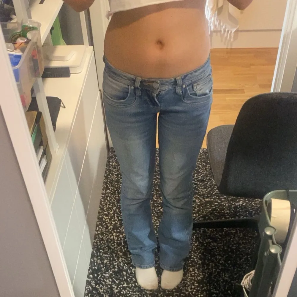 Säljer dessa Ltb jeans i modellen valerie, pga av att den börjar bli för små för mig. Super synd för tycker dem är skit snygga. Inga tecken på användning❤️. Midjemått: 37cm och innerbenslängd: 75 cm, pris kan diskuteras❤️. Jeans & Byxor.