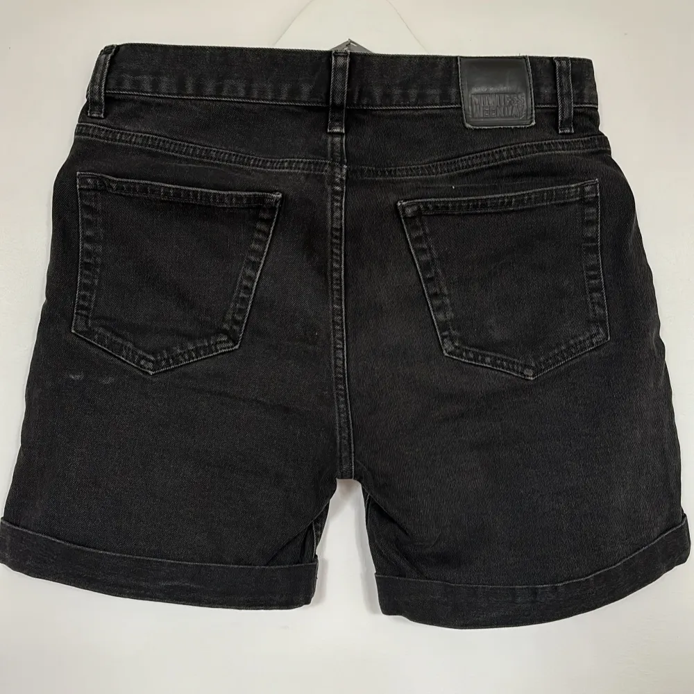 Svarta jeansshorts från Weekday i mycket gott skick. Storlek 29. Shorts.