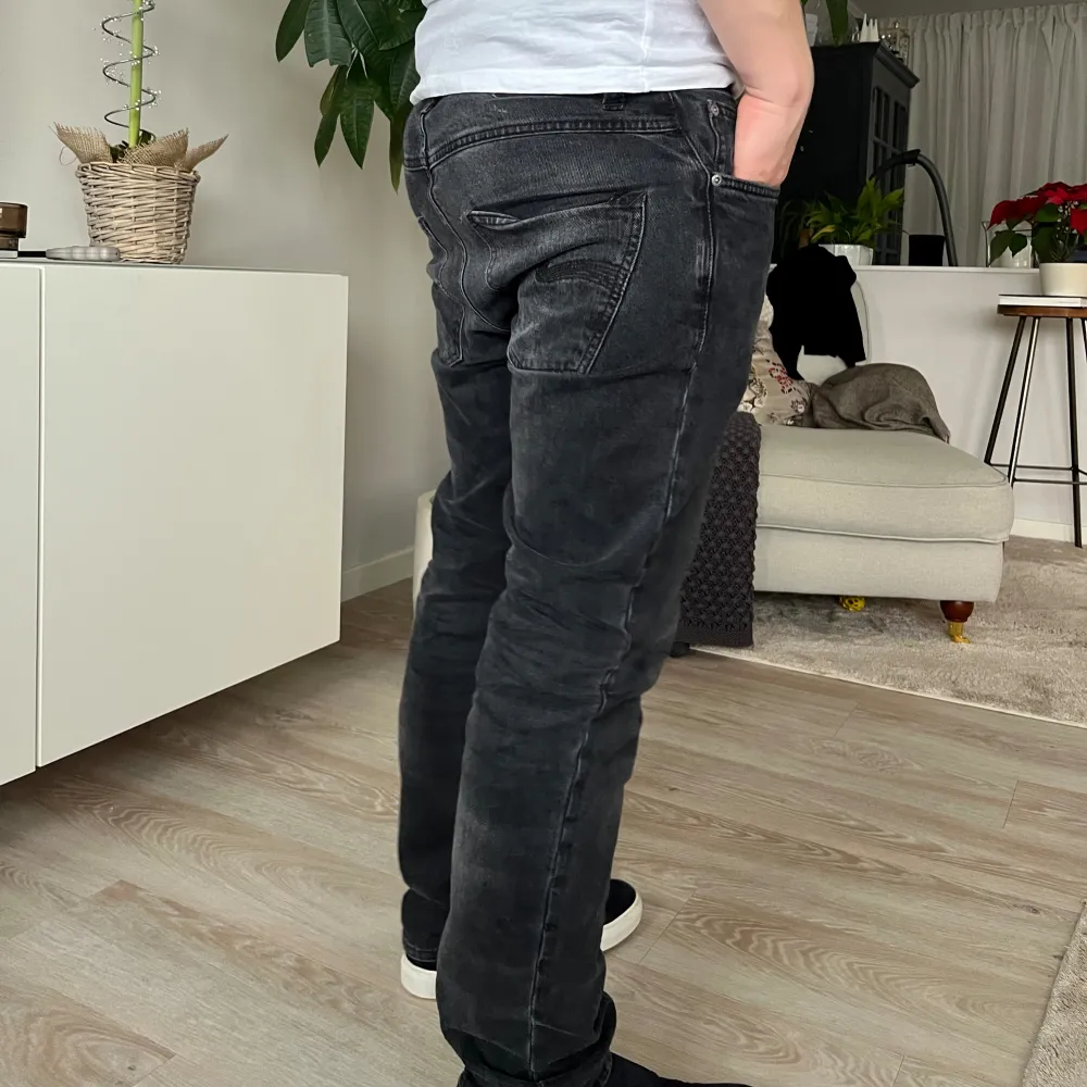 Riktigt snygga jeans från Nudie i grå färg. Säljes pga för små nu men älskar jeansen. Sparsamt använda, inga tydliga tecken på användning. . Jeans & Byxor.