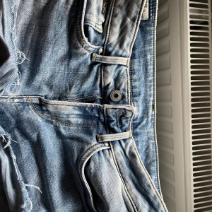 Pepe jeans shorts - Low Waist pepe jeans som jag klippt av till shorts, går att vika upp kanten längst ner eller ha dom som de är! 
