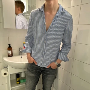 Blå skjorta - Säljer denna feta skjortan från Zara! Perfekt till sommaren. Passar som både S och XS! Färger blå och vit, modellen är 183.