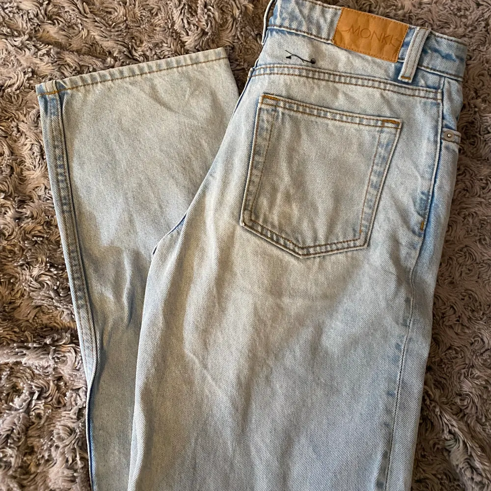 Lågmidjade/mid Rise jeans i ljusblå färg. Strl 26 (skriv för exakta mått) I använt skick då dom varit favoriter, men i övrigt fria från fläckar. Skriv för fler bilder/frågor/pruta. 💙. Jeans & Byxor.