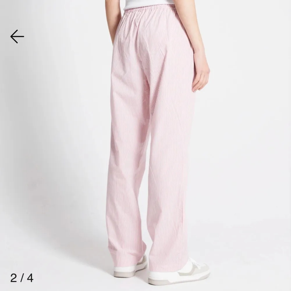 Jätte söta rosa randiga tygbyxor som också passar som pyjamas byxor. Knappt använda då jag köpte i fel storlek och missade att byta storlek…. Jeans & Byxor.