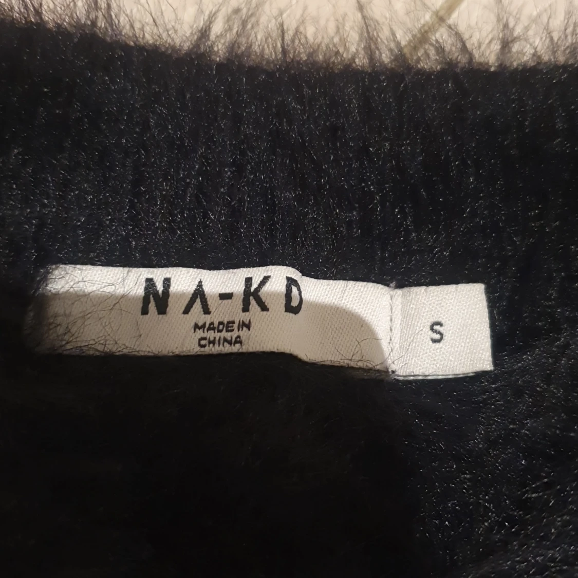  NA-KD Svart långärmad fluff kofta. - 91