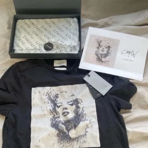 Limitato T-shirt - Sällsynt variant skick 8/10  då den e lite sönder som du ser på andra bilden det syns dock knappt när man använder den pris kan också diskuteras