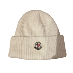 Moncler mössa - Vit moncler mössa, självklart riktig men har tyvärr inte kvitto kvar därav det billiga priset