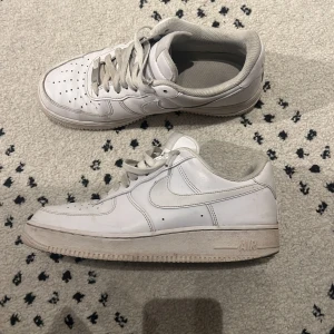 Nike air force 1 - Använt sparsamt, har crease skydd på så dom är inte creasade. Om man tvättar dom så tror jag verkligen dom kan gå upp till minst 8/10 skick! Box medföljer och crease skydd, priset kan diskuteras 