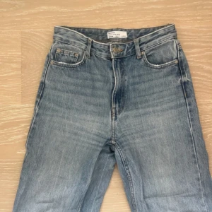 Blå jeans - Säljer mina välanvända jeans från bershka. De är använda men fortfarande i bra skick. Säljer då de inte längre passar mig. Vid frågor eller fler bilder tveka inte om att kontakta mig❤️