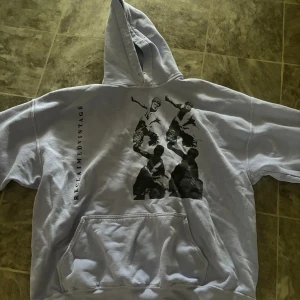 Ljuslila hoodie - Ljuslila hoodie från reclaimed vintage Storlek L 