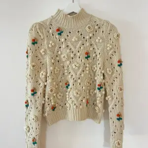 Sweater från Zara med blommiga broderier 🌸💗 Nypris: 699 kr, Mitt pris: 299 kr 