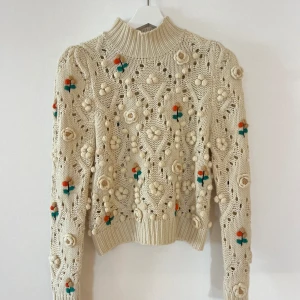 Sweater med broderier  - Sweater från Zara med blommiga broderier 🌸💗 Nypris: 699 kr, Mitt pris: 299 kr 