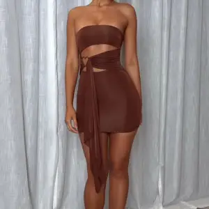 Bandeau mini dress i färgen choklad brun.   Helt oanvänd och säljs på grund av att den är för liten för mig 