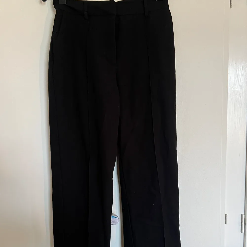 Ett par svarta kostymbyxor från Nakd i stl 36. Fint skick, inte så stretchig material men skulle säga att de är lite ”stora” i storleken. Högmidjade. . Jeans & Byxor.