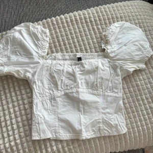 Vit topp ifrån HM - Storlek: 36