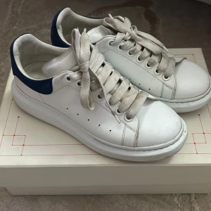 Skor Alexander mcqueen - Alexander mqueen skor köpta 2021 från miinto strl 40 med blå häl. Använda rätt mycket medföljer en helt ny skosnöre par som kan bytas ut.