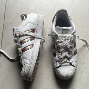 Adidas superstar  - Säljer nu dessa helt nya superstar adidas skorna som är helt oanvända i storlek 40. Pris kan diskuteras 