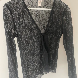 Spets topp med knyte - Tie Front Lace Top Spets topp med knytning från nelly  Använd en gång 