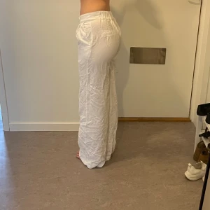 Vita linnebyxor - Fint skick,knappt använda liknar de från alobha label. Långa på mig som är 172cm🫶🏼 Låg/mellanhög midja (Skrynkliga!! Behöver strykas bara). 