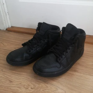 Svarta Jordan 1s strl 43 - Strl 43 lite creasade men inte farligt all har använd crease skydd mestadels och använd ett par gånger men tvättade 