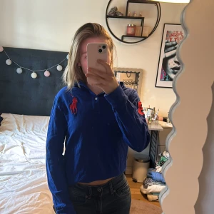 Ralp Lauren tröja - Säljer denna coola Ralph Lauren tröja! Det är en tunnare tröja med luva. Den är i storlek 14-16 men passar som en XS/S. Den är sparsamt använd och i väldigt fint skick. 💙❤️Pris kan diskuteras!!!