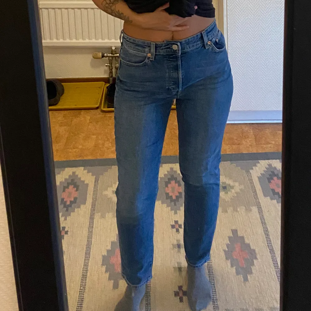 Blåjeans i mom highwaist modell, från H&M i storlek 36. Aldrig använda. Innerbenslängd 72cm, jag är 171 för referens. Jeans & Byxor.