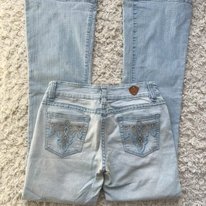 Lågmidjade Bootcut jeans  - Sjukt snygga ljusblåa lågmidjade Bootcut jeans, innerbenslängd: 80 midjemått:36, har inga bilder på. Vill du köpa trycker du på köp nu, jag postar inom 24h