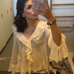 Blus  - Blus från zara, creme vit,  Nypris 480kr ❤️