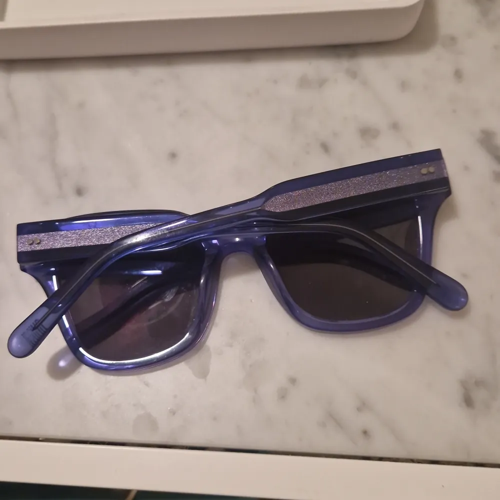 Blåa solglasögon från chimi Spegelglas i färgen acai modellen #005 Fodral ingår!! Pris kan diskuteras! . Övrigt.
