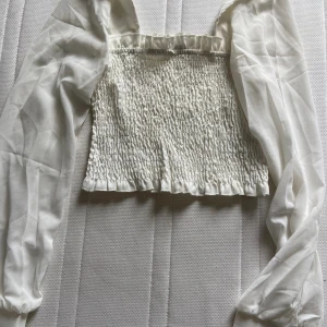 Vit blus - Den är i bra skick men skulle vilja säga att den passar mer någon som har xxs/ xs 