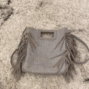 Liknande Maje väska - Fin väska som liknar Maje. Mycket utrymme och i bra skick. Köpt i somras och knappt använd 💘