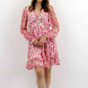 Söker  - Någon som har denna blommiga klänningen från trendhouse eller liknande blommig klänning?