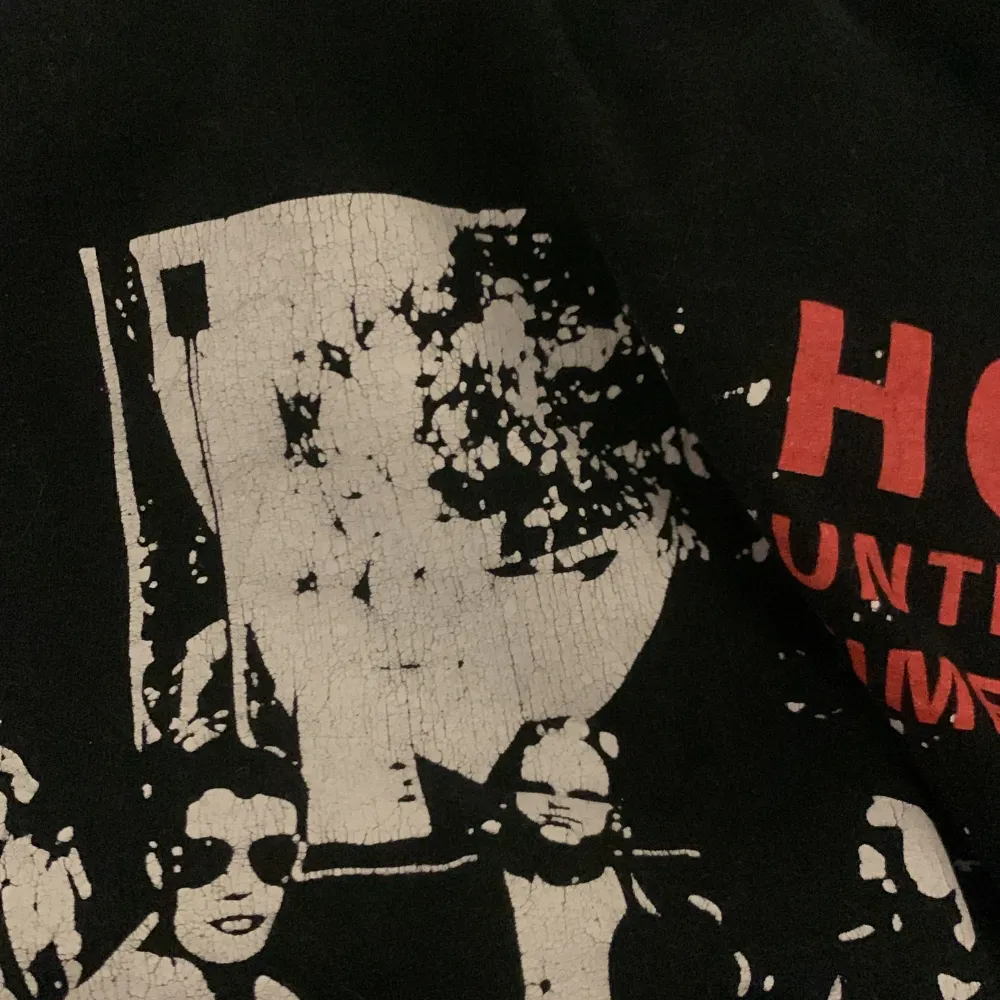 Hov1 merch i storlek S, använd en del men i väldigt bra skick bortsett från att trycket spruckit lite grann på baksidan (se bild). T-shirts.