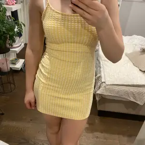 Söt gul/vit mini klänning från topshop i storlek 34 xs💛
