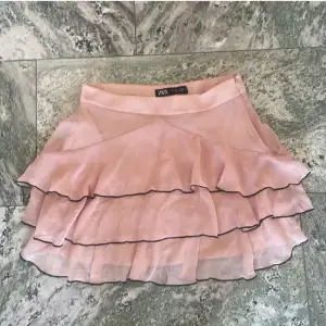 säljer nu denna fina rosa kjolen ifrån zara. Säljs inte längre! Fint skick 💕  kjolen är i stolek L men skulle söga att den är liten i stoleken. Passar mig som vanligt vis bär s/m ( inte min bild )