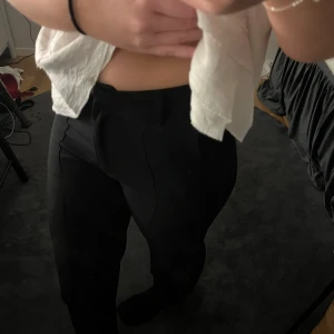 Svarta kostymbyxor🖤 - Trendiga kostymbyxor frå Madlady! Använda ganska mycket, känns lite noppriga vid låren men inget man varken ser eller tänker på💕 Bra i storlek. Skriv vid intresse eller frågor, kan gå ner lite i pris vid snabbt köp. 600kr originalpris.