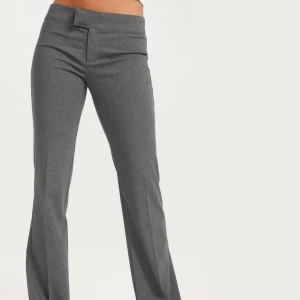 Nelly kostymbyxor  - Säljer mina slutsålda kostymbyxor ifrån Nelly, storlek 38, knappt använda