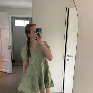 Zara klänning - Säljer min såå gulliga gröna klänning från zara på grund av att den är för liten. Använd få gånger så är i mycket bra skick! Skriv privat om ni undrar något❣️