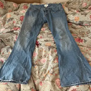 Superfina lågmidjade vida bootcut jeans!! Lagom långa på mig som är 178. Midja ca 84cm