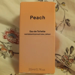 Parfym  - Säljer en peach parfym från H&M. Luktar superrr gott. Säljer då jag har en egen. Säljer den för 45kr + frakt! 